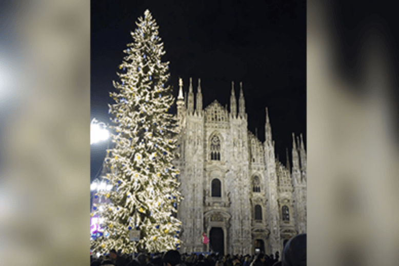 Milano Duomo広場のクリスマスツリー。