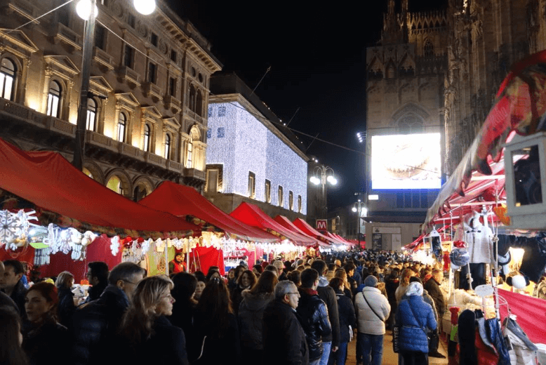 Milano Duomo広場裏のクリスマスマーケット。